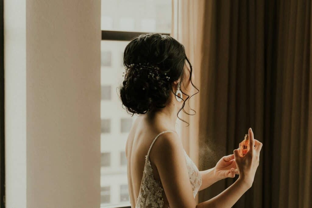 香水怎麼噴才不會太濃？香水噴在脈搏處，幫助香氣均勻擴散，香氣才不會太濃